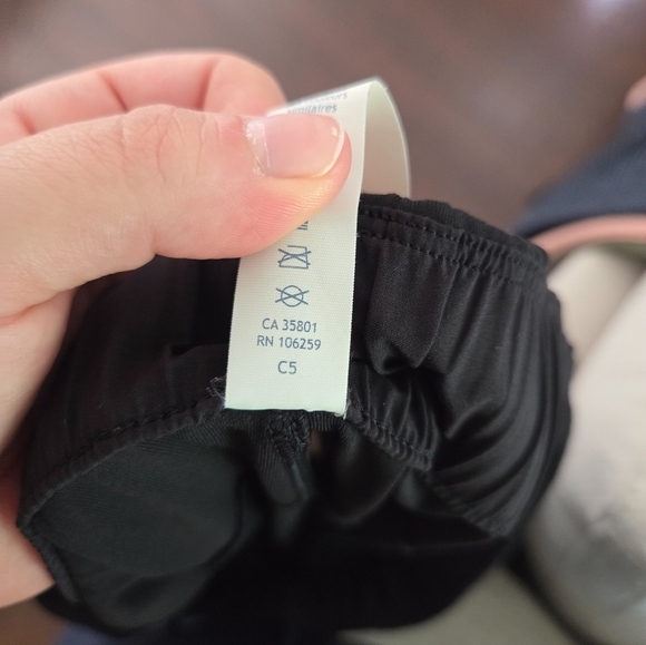 Lululemon On the Fly Pant Black 7/8 Like New (Size 8) - Picture 9 of 9